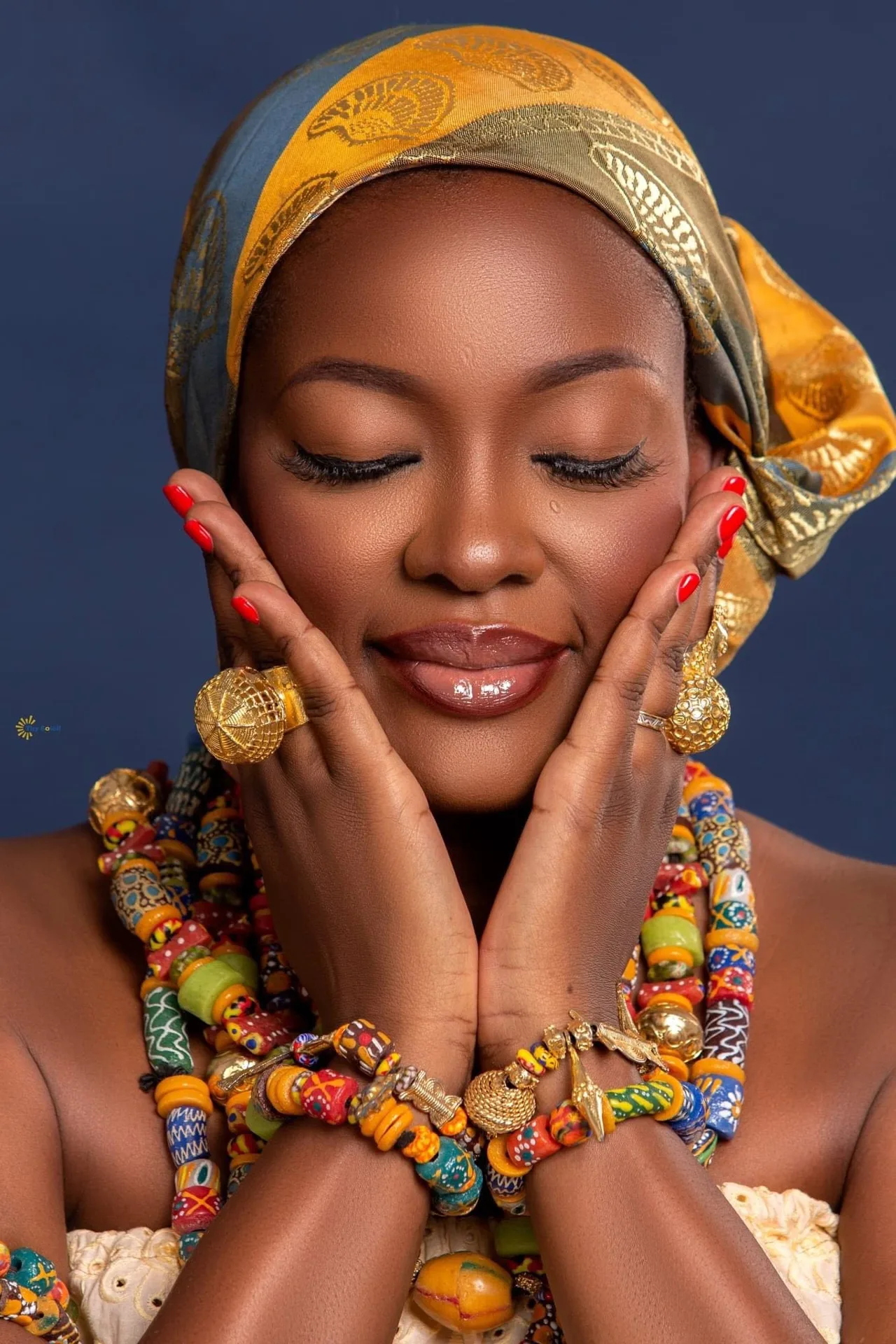 Portrait beauté avec bijoux traditionnels colorés.