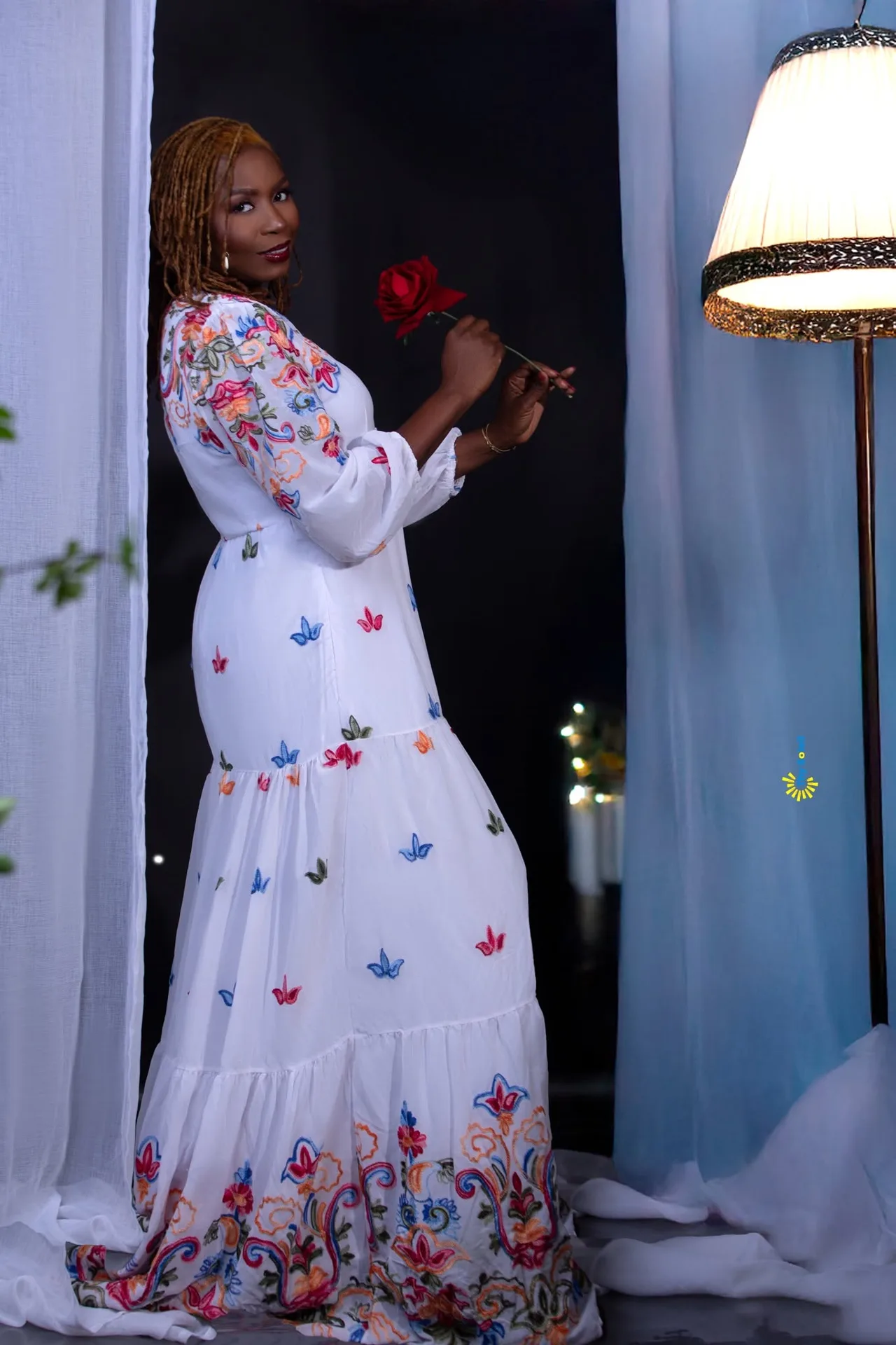 Portrait en robe blanche dans une ambiance intérieure.