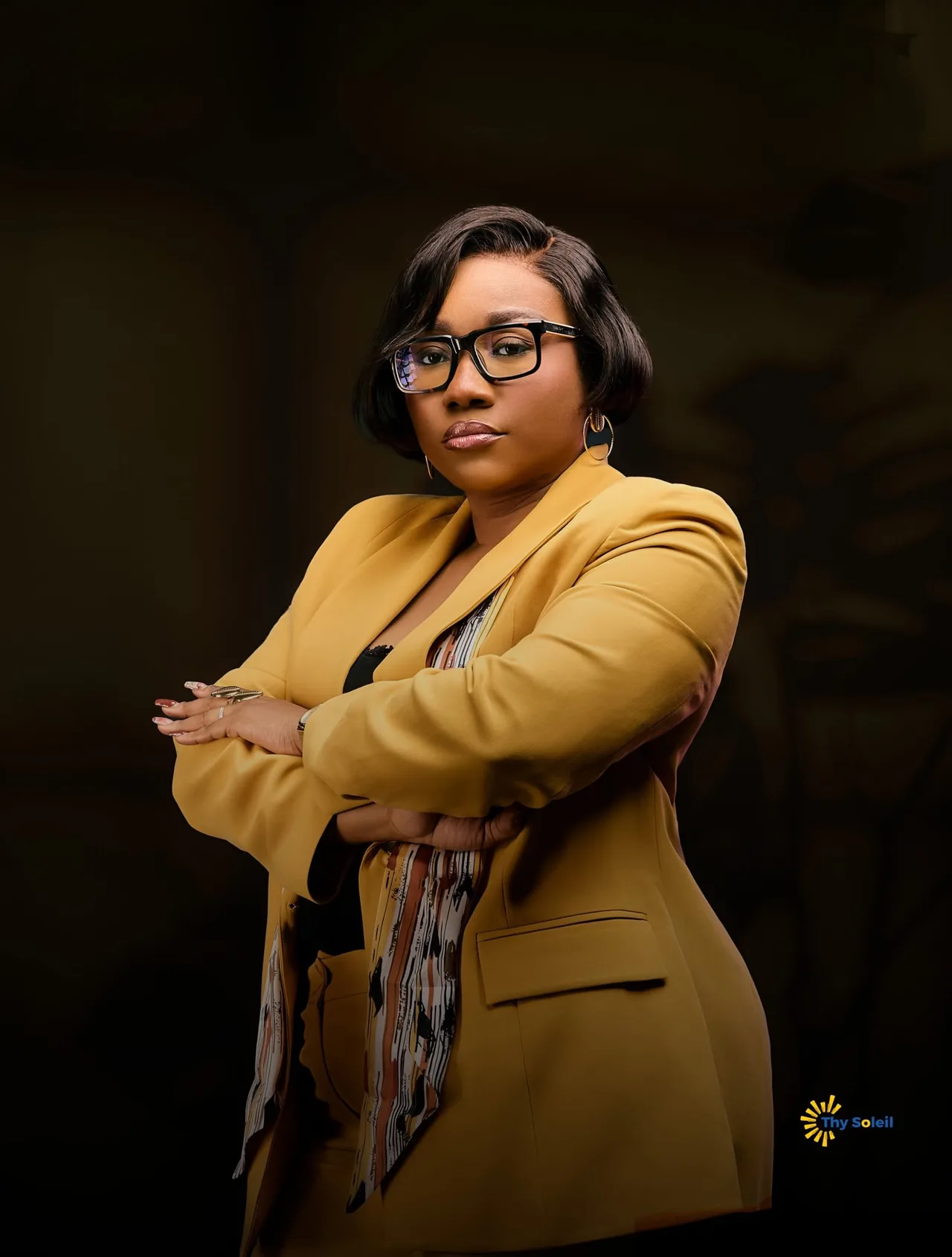 Portrait de dirigeante en veste ocre.