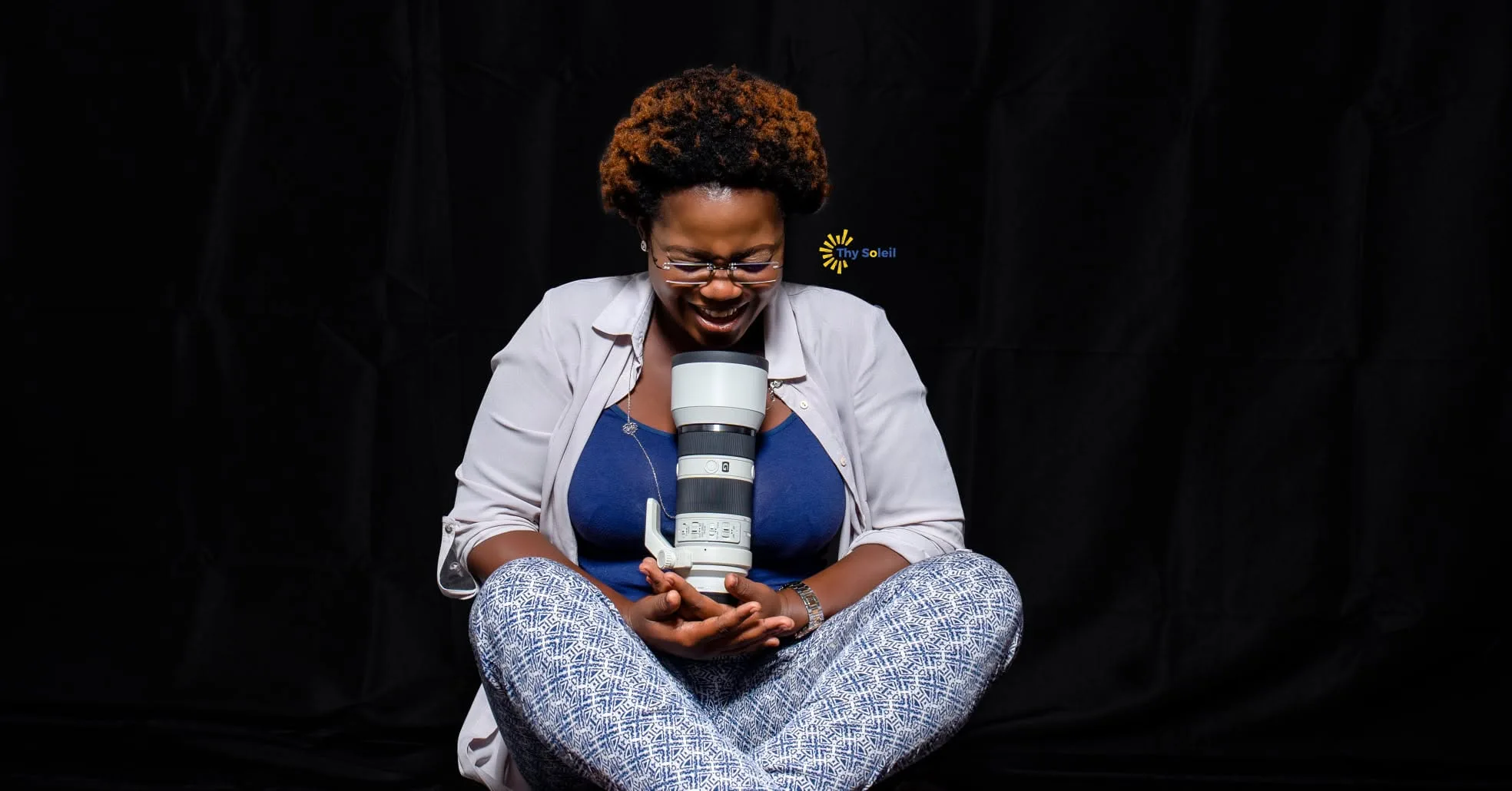 Marie-Thècle Amani dans le studio de production Thy Soleil.